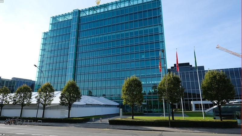 91网 91大事件团队在办公空间协作讨论企业网站聚变方案